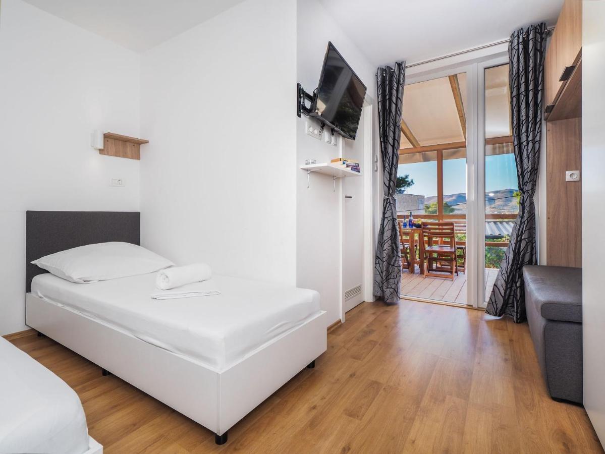 Mediteran Travel Mobile Homes Trogir - Ciovo Arbanija ภายนอก รูปภาพ